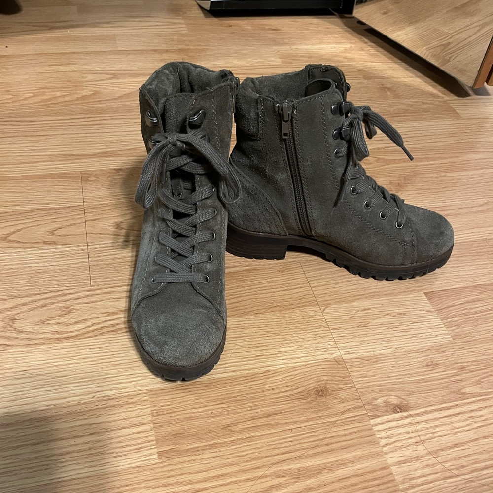 Beautiful suede taupe crown vintage boots